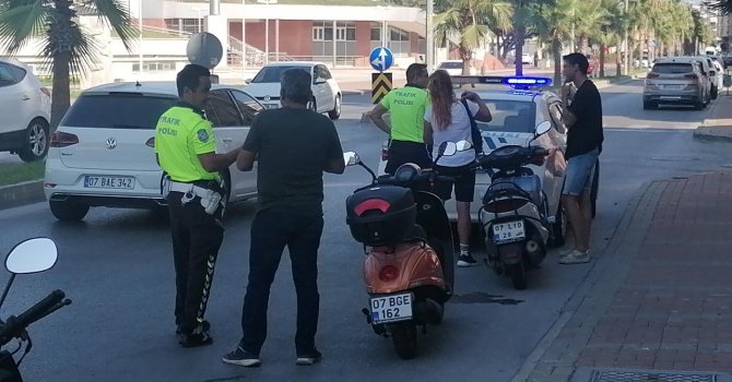 Kasksız motosiklet sürücüleri ceza kesilince kasklarını takıp gittiler