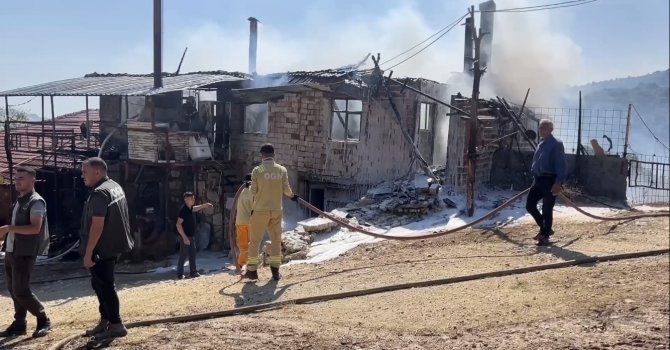 Burdur’da ev alev alev yandı