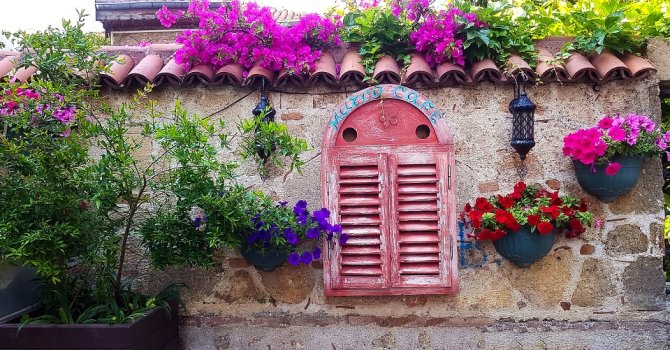 Büyükşehir Kaleiçi’ni çiçeklerle süsledi