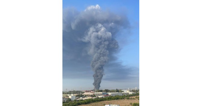 Adana’da geri dönüşüm tesisinde yangın: Dumanlar kilometrelerce uzaktan görüldü