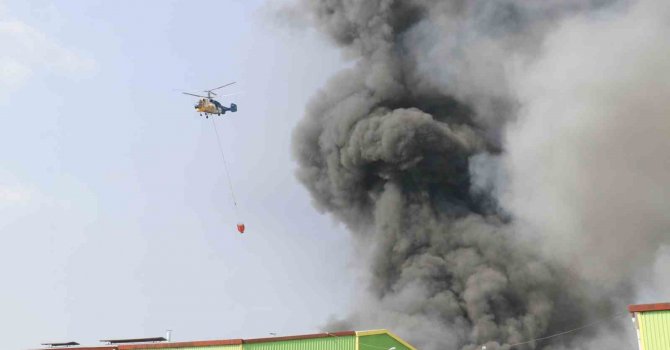 Adana’da geri dönüşüm tesisindeki yangın fabrikaya sıçradı, havadan ve karadan müdahale ediliyor