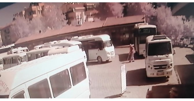 Bir ayağı protez olan engelli adam minibüsün altında kaldı