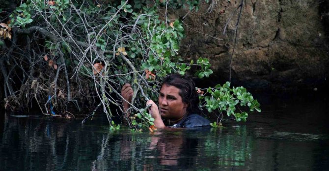Genç kadının buz gibi suda,ölümle yaşam arasındaki mücadelesi