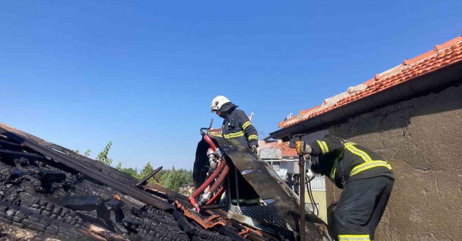 Ekmek pişirmek için yaktıkları ateş evi yaktı, çatı katı kullanılamaz hale geldi