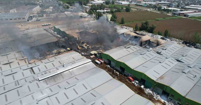 Adana’da 18 iş yerine sıçrayan yangının tahribatı dron ile görüntülendi