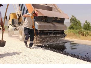 Elmalı-Akçay grup yolunda sathi asfalt çalışması başladı