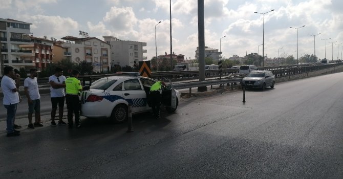 Kaza yapan motosiklete çarpmamak istedi, çelik bariyerlere çarptı