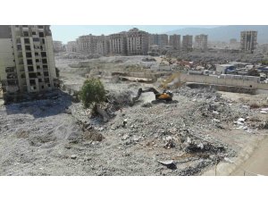 Yüzlerce kişiye mezar olan Rönesans Rezidans’ın son bloğu da yıkıldı