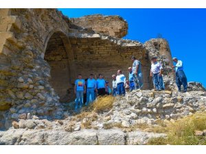 Vali Pehlivan Hebilli Kalesinde incelemelerde bulundu