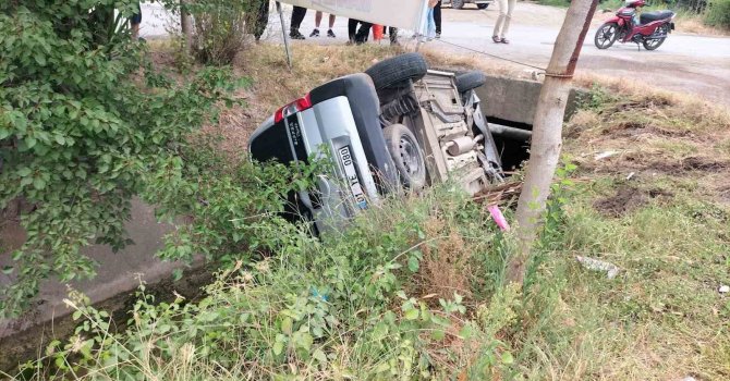 Kaza sonrası kanala düşen araçtaki 2 kişi yaralandı