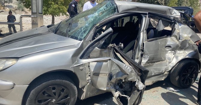 Minibüs ile otomobil çarpıştı: 6 yaralı