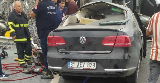 Hatay’da karşı şeride geçen tır otomobile çarptı: 1 ölü, 2 yaralı