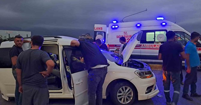 Hafif ticari araçla çarpışan tır devrildi: 2 yaralı