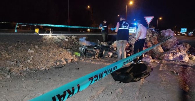 Motosikletiyle şarampoldeki taş yığınına çarpan sürücü hayatını kaybetti