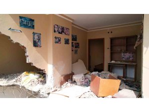 Depremde yıkılan binaları gören duygulanıyor