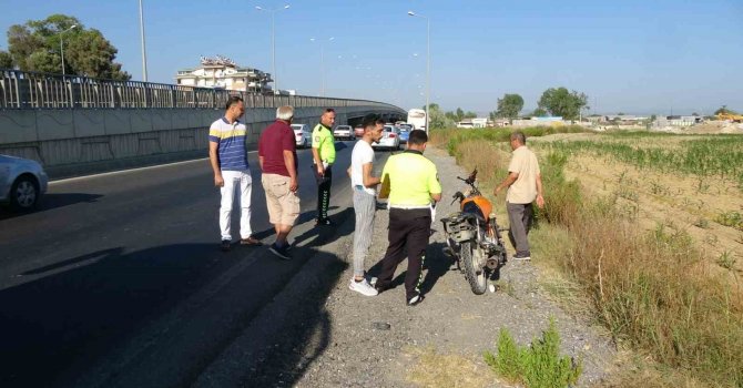 Servis otobüsünün önünden geçti, motosikletin altında kalarak yaralandı