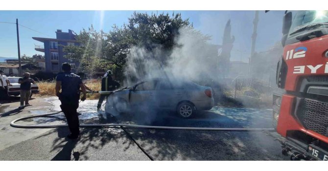 Burdur’da seyir halindeki otomobil alev alev yandı