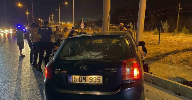 Burdur’da alkollü sürücü önce otomobile, sonra elektrik direğine çarptı