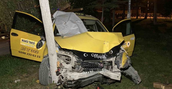 Burdur’da polisin "dur" ihtarına uymayan ehliyetsiz ve alkollü taksi sürücüsü çay bahçesine daldı