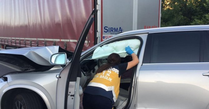 Şarkıcı Tan Taşçı’nın içinde olduğu lüks otomobil tırla çarpıştı: 3 yaralı