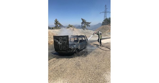 Otomobil yanarak kullanılmaz hale geldi