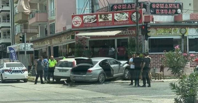 Otomobiller çarpıştı: 2 yaralı