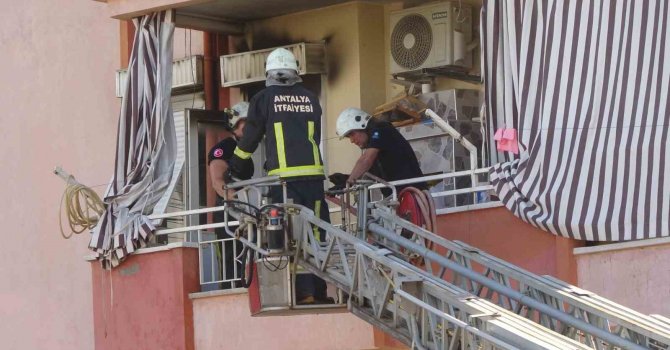 Mutfaktaki buzdolabı binada yangın çıkardı