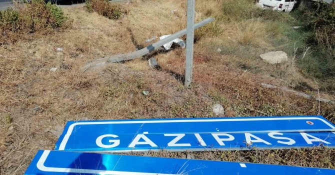 Yoldan çıkıp duvara çarpan otomobil sürücüsü yaralandı