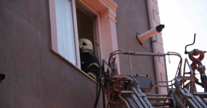 Burdur’da ocakta unutulan yemek evi yakıyordu, 2 kişi dumandan etkilendi