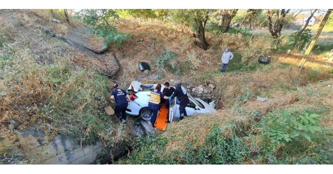 Burdur’da otomobil dereye uçtu, 2’si ağır 4 kişi yaralandı.