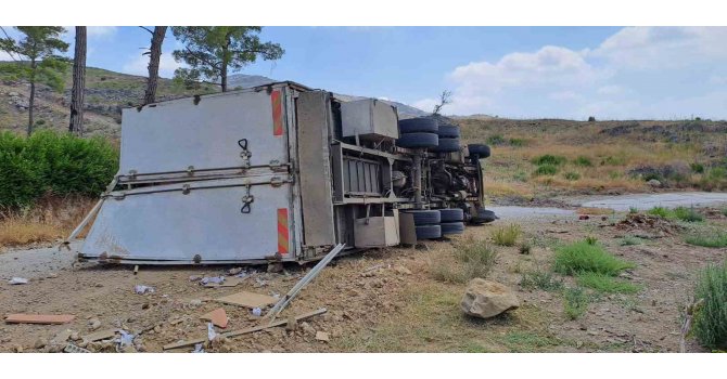 Antalya-Konya kayolunda kamyon şarampole devrildi: 1 yaralı