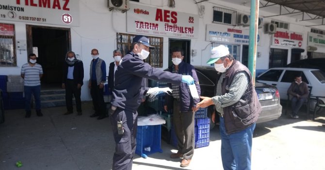 Çandır Hali’nde üreticiye ücretsiz maske dağıtıldı