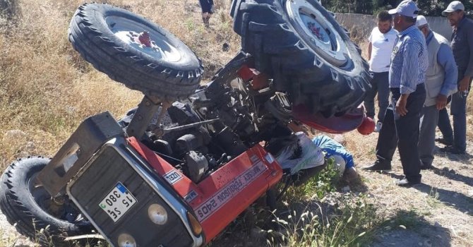 Burdur’da devrilen traktörün altında kalan sürücü hayatını kaybetti