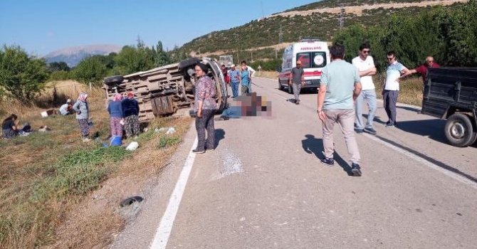 Isparta’da minibüs ile pat pat çarpıştı: 1 ölü, 12 yaralı