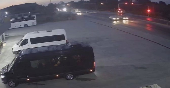 Kırmızı ışık ihlali yapıp ters şeride geçti, D-400’de facianın eşiğinden dönüldü