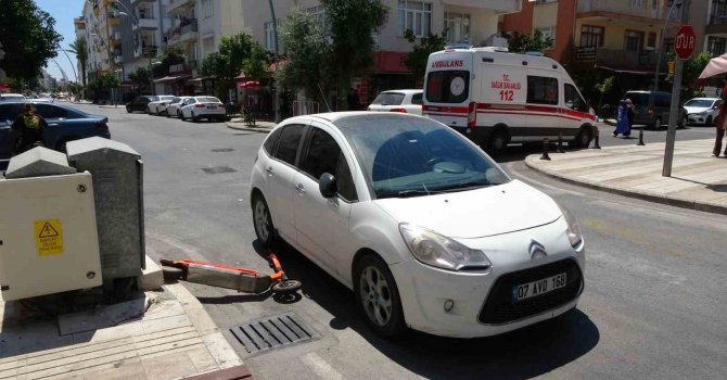 Elektrikli scooter otomobil ile çarpıştı