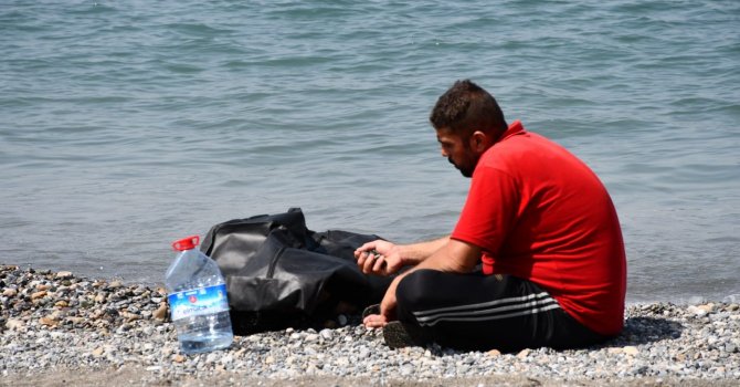 Çaresiz kardeş, denizde boğulan ağabeyinin yanından ayrılamadı