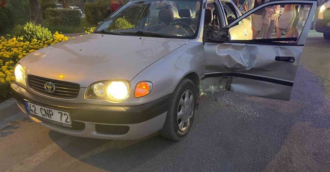 Otoparktan çıkan otomobile çarpan motosiklet sürücüsü ağır yaralandı