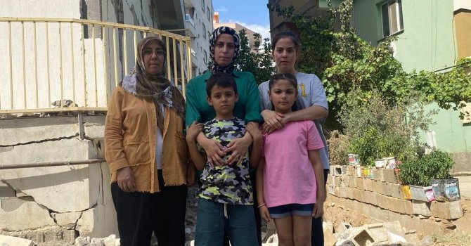 Depremde hasar alan bina korkutuyor