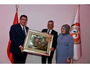 Malatya Valisi olarak atanan Ersin Yazıcı protokolle vedalaştı