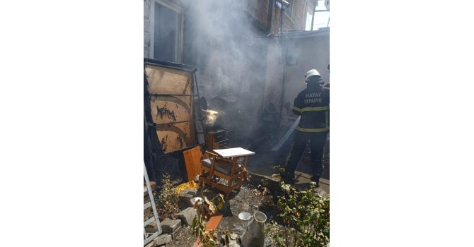 Antakya’da yanan ev diğerlerine sıçramadan söndürüldü