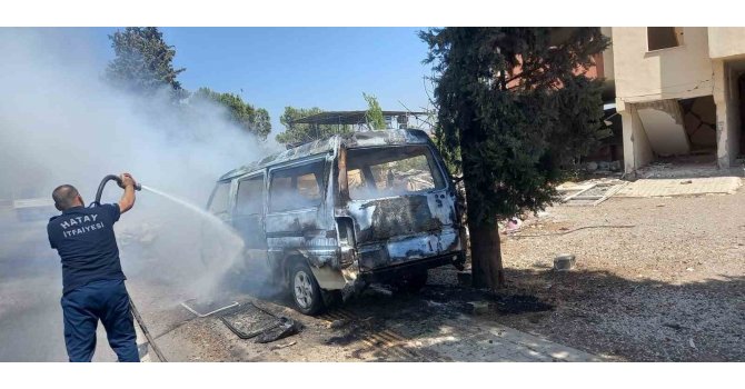 Park halindeki minibüs alev alev yandı