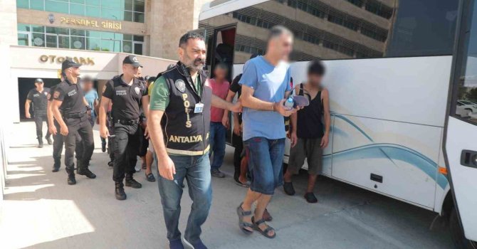 Antalya’da firari şahıslara eş zamanlı operasyon: 35 kişi yakalandı