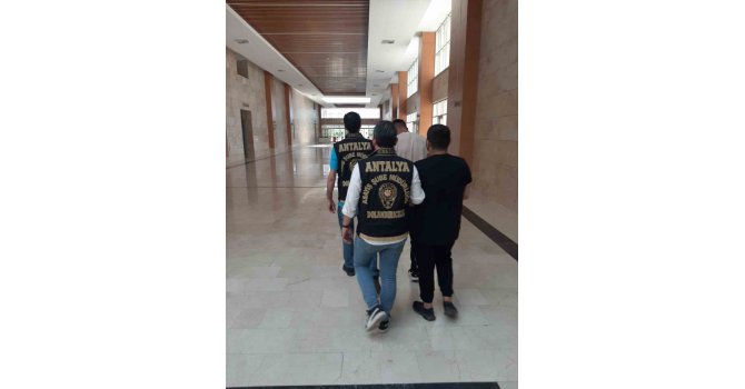 Kendilerini polis ve savcı diye tanıtıp 28 milyon liralık vurgun yaptılar