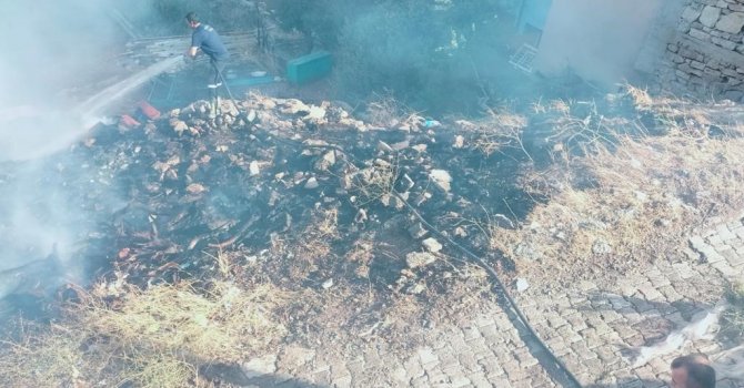 Çöp yangını, evlere sıçramadan söndürüldü