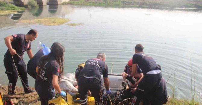 Köprüden çaya düşüp çayın ortasından bitkin halde kurtarıldı ancak hayata tutunamadı