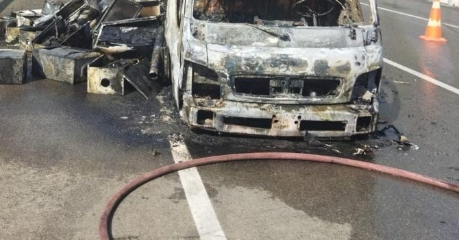 Doğal gaz kombi yüklü kamyon küle döndü