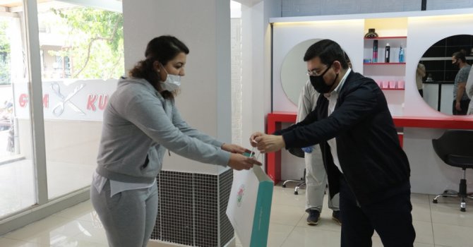 Tütüncü’den berber ve kuaför esnafına sağlık kiti