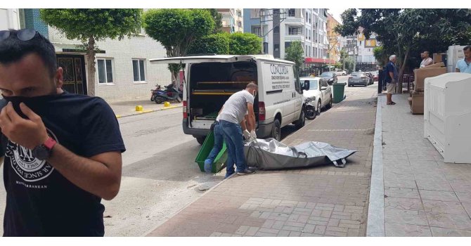 Finlandiyalı kadın Alanya’daki evinde ölü bulundu, ekipler kokudan taşımakta zorlandı