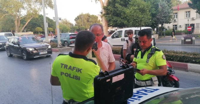 Yaralı yerde acı içerisinde yatarken, motosiklet sürücüsü kaçtı